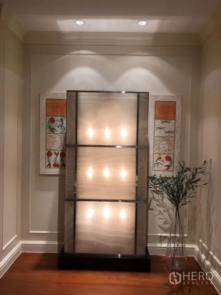 Condominium for rent or sale in Watthana, Bangkok - Hallway niche displaying an illuminated art feature with spotlights.