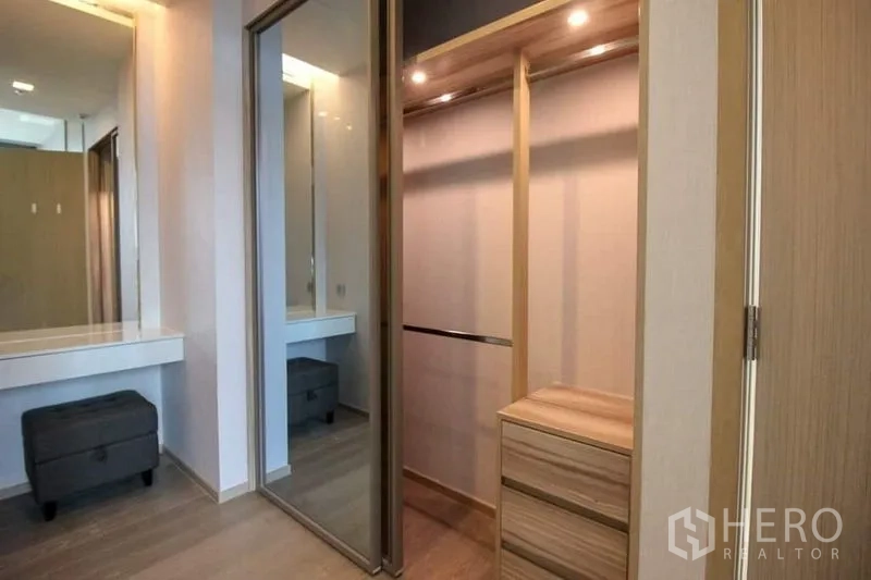 公寓 出售在Watthana, Bangkok - 步入式衣柜，镜面移门与内置抽屉，旁设梳妆台。