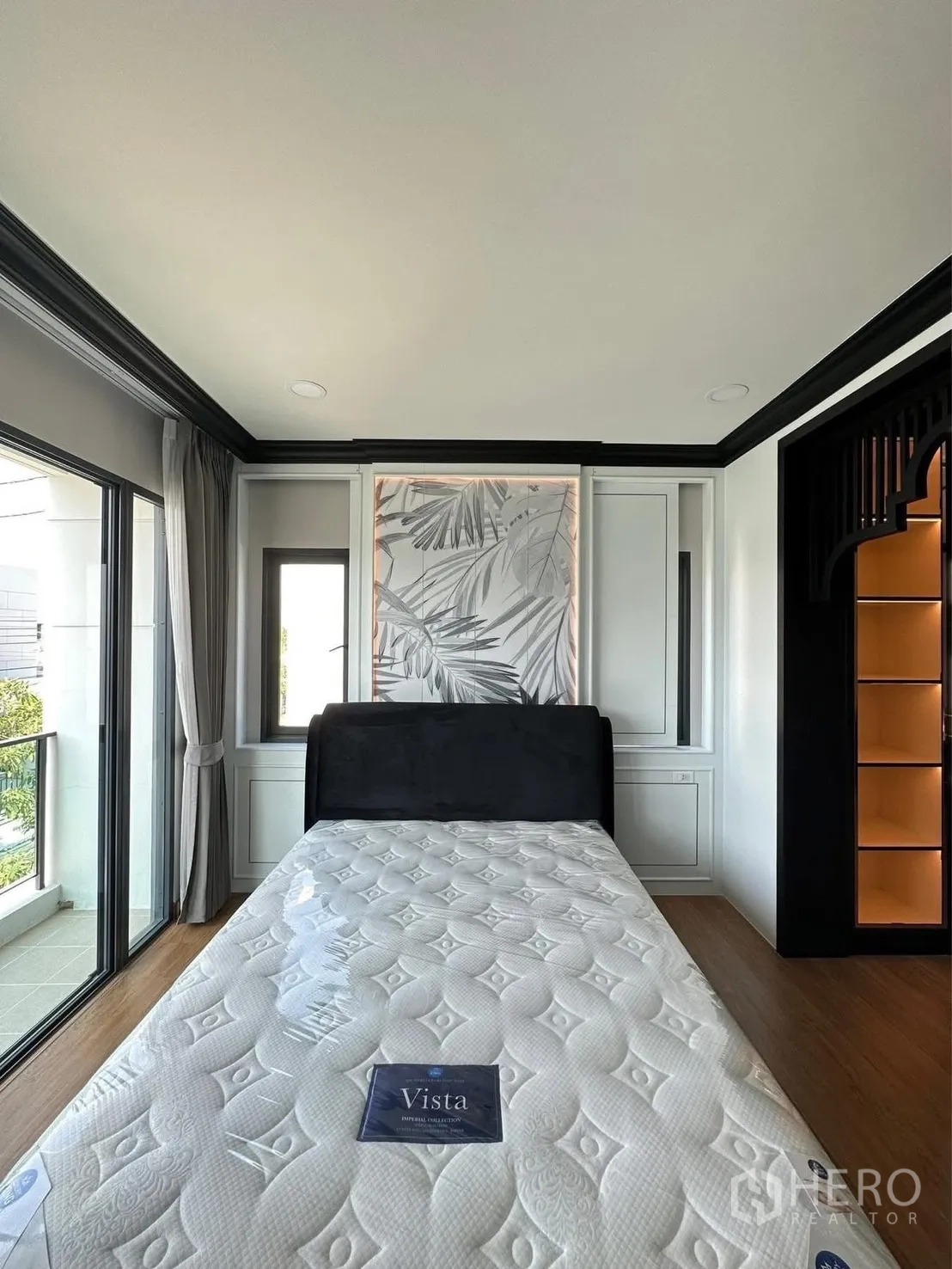 独栋房屋 for rent in Bang Phli, Samut Prakan - 卧室设大窗与阳台移门，软包床靠装饰墙。