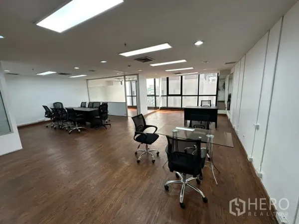 Office Space for rent in Ratchathewi, Bangkok - Open office area with desks and ample natural light from wide windows over wooden flooring.