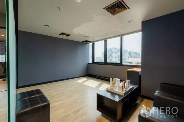 สำนักงาน ให้เช่า - ห้องมุมหรือเลานจ์พร้อมกระจกบานกว้างและวิวสกายไลน์