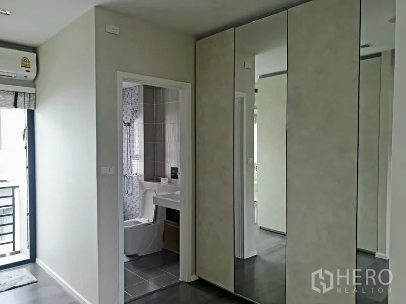 Home Office for rent in Bang Phli, Samut Prakan - Hallway to bathroom featuring mirrored wardrobes and tiled flooring.