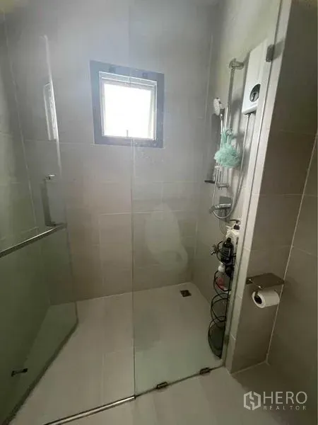 独立式住宅 出售在Lat Krabang, Bangkok - 现代浴室，玻璃淋浴间与小窗。