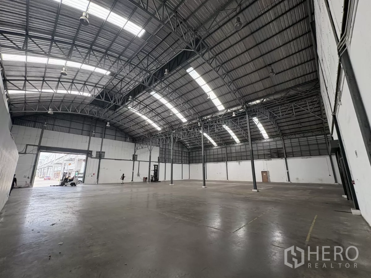 货栈 出租在Bang Phli, Samut Prakan - 大跨度空地，顶灯充足，尽头为装卸门。