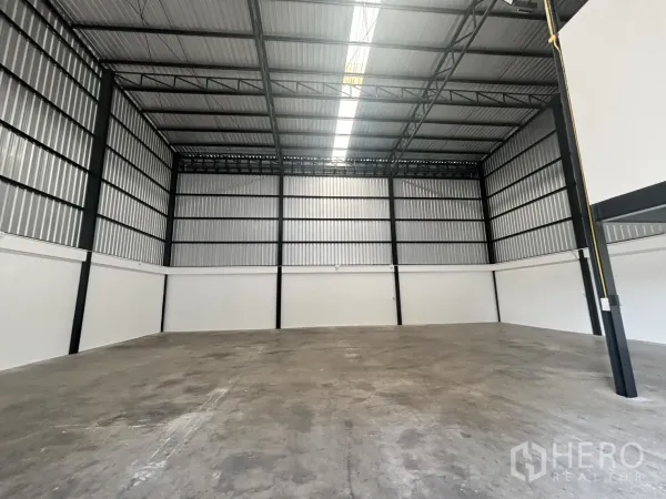 货栈 出租在Lat Krabang, Bangkok - 开阔无柱仓储区，金属板墙体与长条天窗