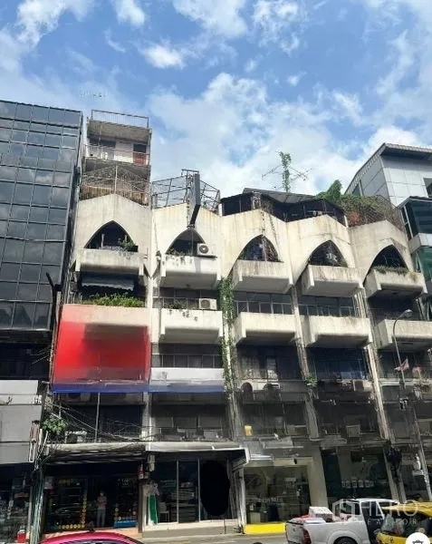 อาคารพาณิชย์ ขายในWatthana, Bangkok - แถวอาคารพาณิชย์หลายชั้นย่านสุขุมวิท ระเบียงโค้ง ดาดฟ้า และหน้าร้านหันสู่ถนน ใต้ท้องฟ้าสีฟ้า