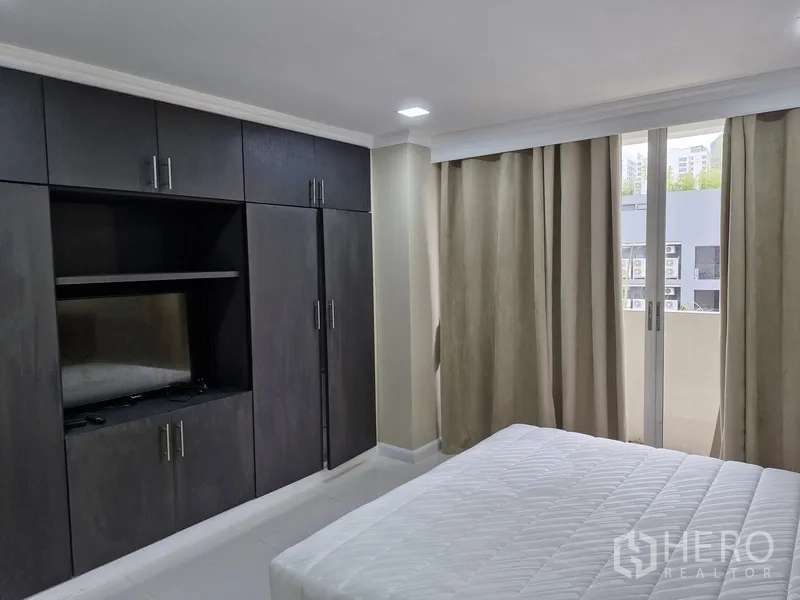 คอนโด ให้เช่าในWatthana, Bangkok - ห้องนอนหลักพร้อมตู้บิลท์อินและประตูกระจกสไลด์สู่ระเบียง