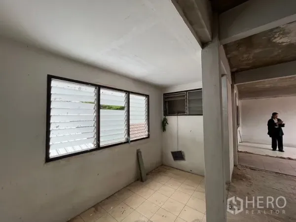 Retail Space for rent in Watthana, Bangkok - Compact room with tiled floor and louvered windows adjoining the main hall.