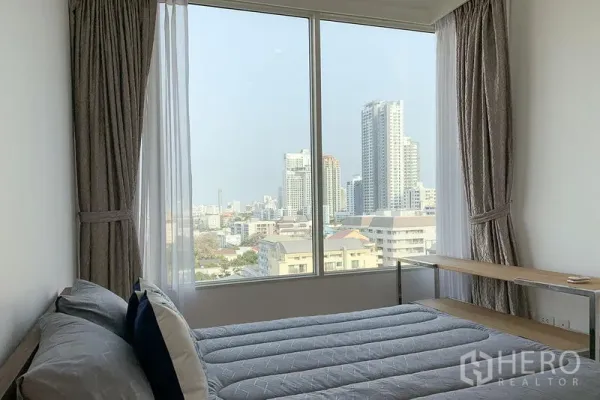 公寓 出租在Watthana, Bangkok - 第二卧室设大窗与窗帘，享城市景观。
