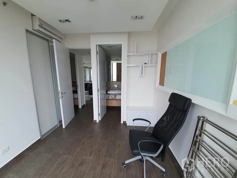 公寓 出租或出售在Watthana, Bangkok - 第二间房看向浴室门与墙面置物架