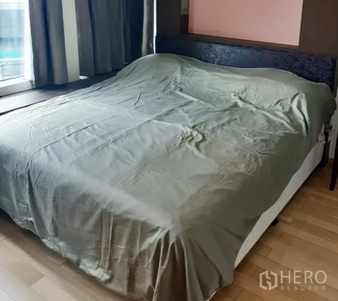 公寓 出租在Khlong Toei, Bangkok - 主卧配大床、床头板与宽窗采光。