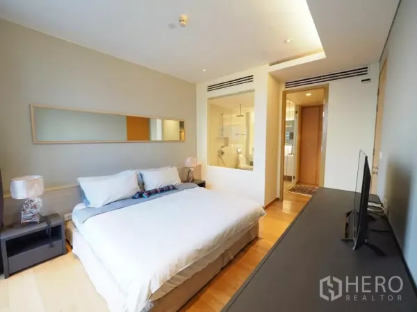 คอนโด ให้เช่าในWatthana, Bangkok - ห้องนอนกว้างเตียงคิง พร้อมเคาน์เตอร์ยาว และหน้าต่างกระจกมองสู่ห้องน้ำเอ็นสวีท