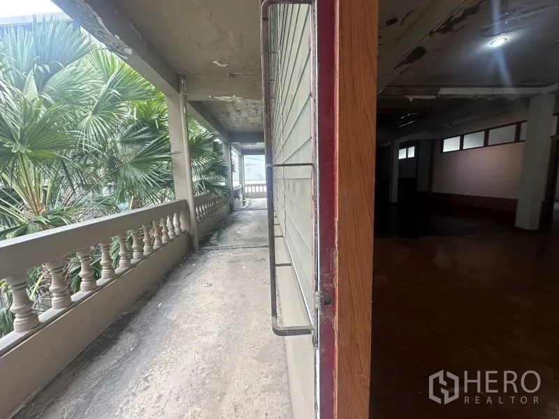 สำนักงาน ให้เช่า - ระเบียงนอกอาคารแบบทางเดิน มองเห็นต้นปาล์ม
