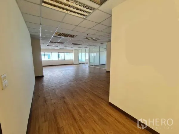 办公空间 出租在Watthana, Bangkok - 从走廊望向大型开放式办公室，自然采光充足