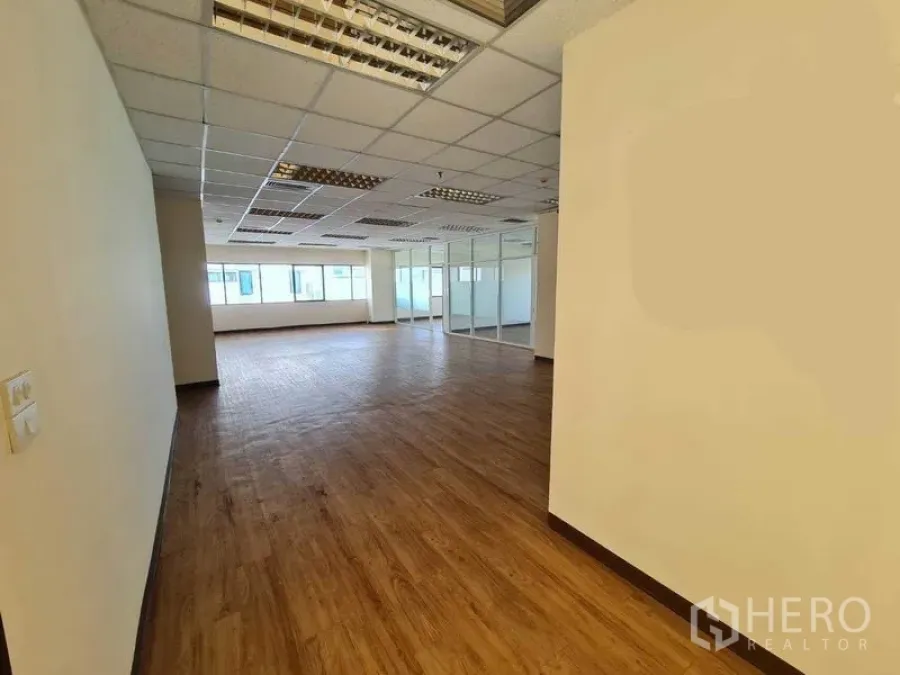 办公空间 出租在Watthana, Bangkok - 从走廊望向大型开放式办公室，自然采光充足