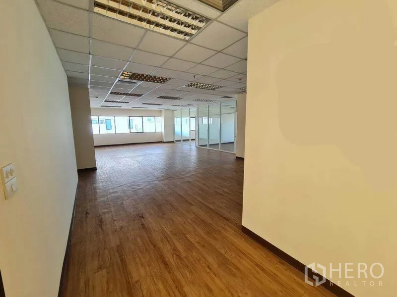 办公空间 出租在Watthana, Bangkok - 从走廊望向大型开放式办公室，自然采光充足
