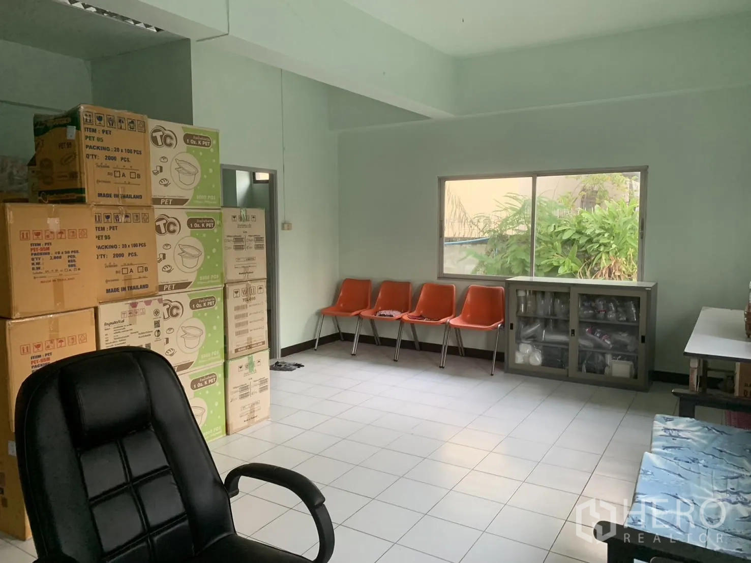 仓库 for rent in Bang Phli, Samut Prakan - 办公室一角，带窗户、候座椅与储物柜。
