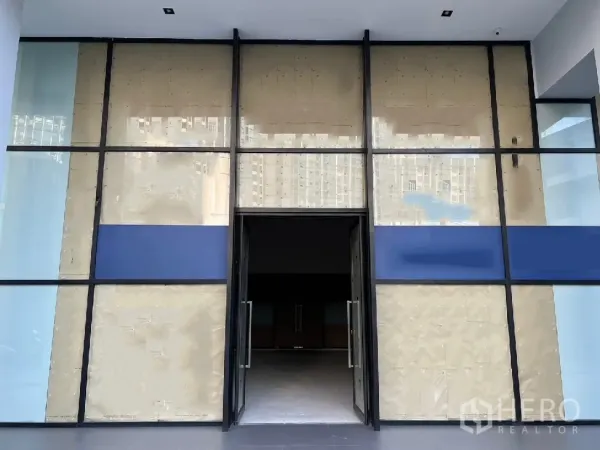 零售空间 出租在Bang Kapi, Bangkok - 现代感玻璃立面店铺，金属框架与对开玻璃门。