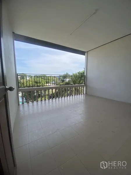 Townhouse for rent in Suan Luang, Bangkok - Covered balcony with classic railing and open neighborhood view for outdoor relaxation.