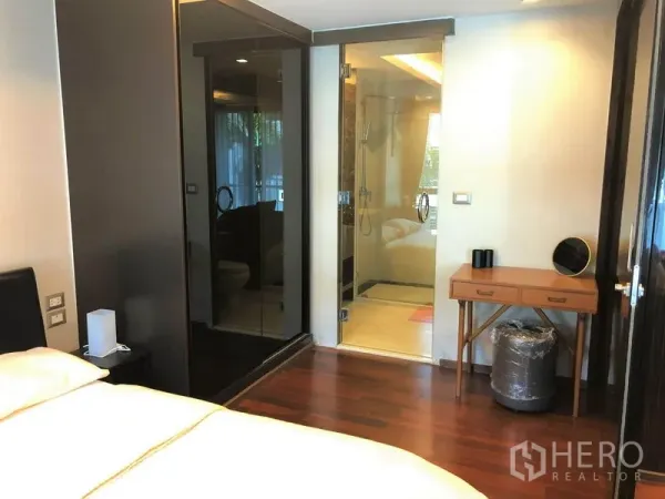 คอนโด ให้เช่าในWatthana, Bangkok - ห้องนอนอบอุ่น ตู้เสื้อผ้ากระจกสีเข้ม และห้องน้ำในตัวหลังผนังกระจก