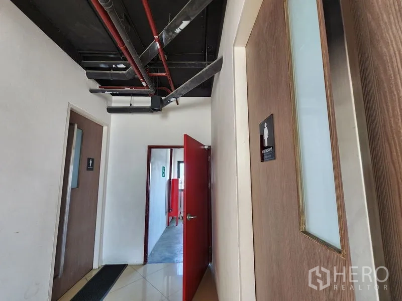 Retail Space for rent in Bang Rak, Bangkok - Corridor leading to separate male and female restrooms.