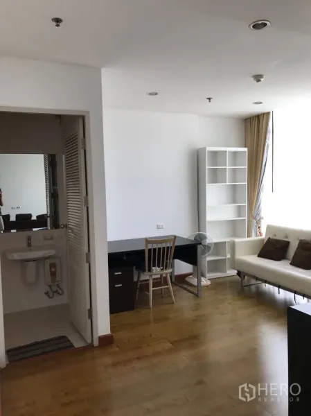 公寓 出租在Watthana, Bangkok - 明亮的书写工作角，配书桌、白色沙发与客卫入口