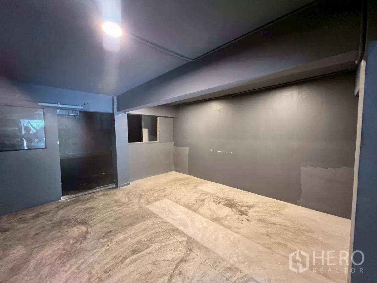 店屋 出租在Watthana, Bangkok - 深灰色开放空间，嵌入式照明与水泥地。