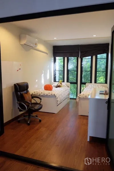 独立式住宅 出租在Bang Phli, Samut Prakan - 儿童房，双床与学习角，窗外绿景