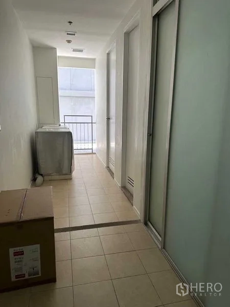 公寓 出租在Watthana, Bangkok - 家务阳台走廊，配洗衣机与推拉门。