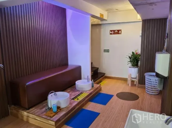 อาคารพาณิชย์ ให้เช่าในWatthana, Bangkok - จุดล้างเท้าพร้อมม้านั่งและอ่าง 2 ใบ ภายในสไตล์สปา