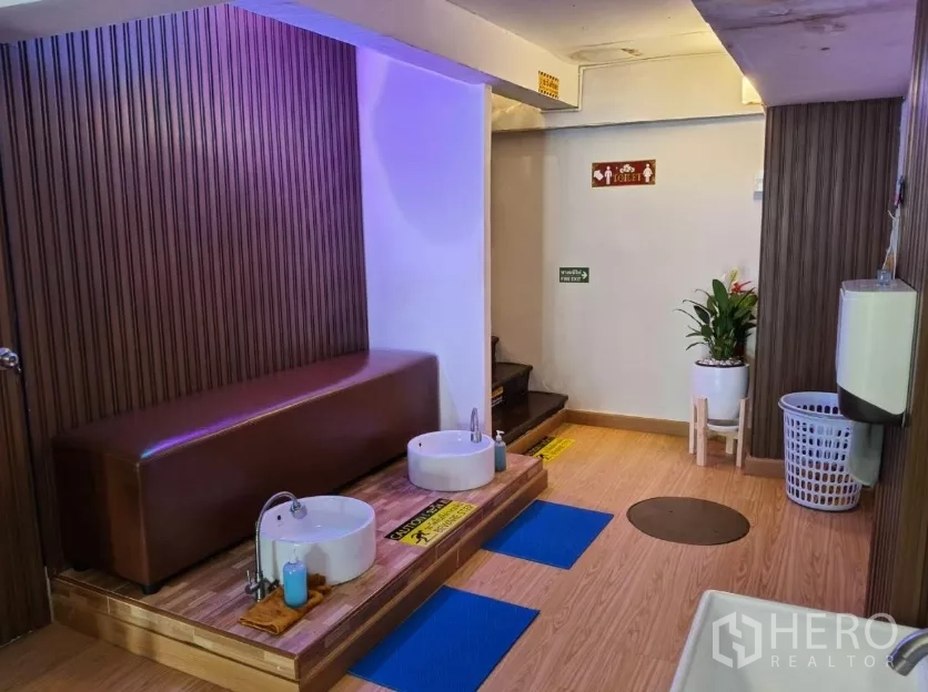 อาคารพาณิชย์ ให้เช่าในWatthana, Bangkok - จุดล้างเท้าพร้อมม้านั่งและอ่าง 2 ใบ ภายในสไตล์สปา