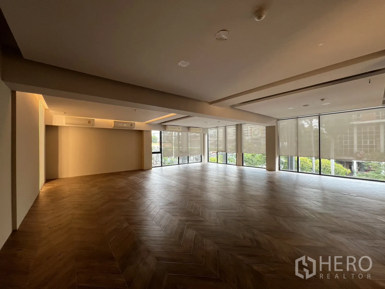 Retail Space for rent in Khlong Toei, Bangkok - Sleek elevator lobby with vertical LED light strips.