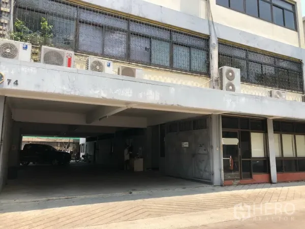 คลังสินค้า ให้เช่าในChatuchak, Bangkok - พื้นที่ชั้นล่างแบบมีหลังคา ใช้เป็นทางโหลดสินค้าและที่จอดรถ พร้อมประตูเหล็กหน้าโกดัง