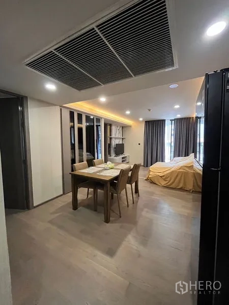 คอนโด ให้เช่าในPathum Wan, Bangkok - ช่องแอร์ฝ้าเพดานเหนือมุมทานข้าว มองสู่ห้องนั่งเล่นและหน้าต่างบานใหญ่