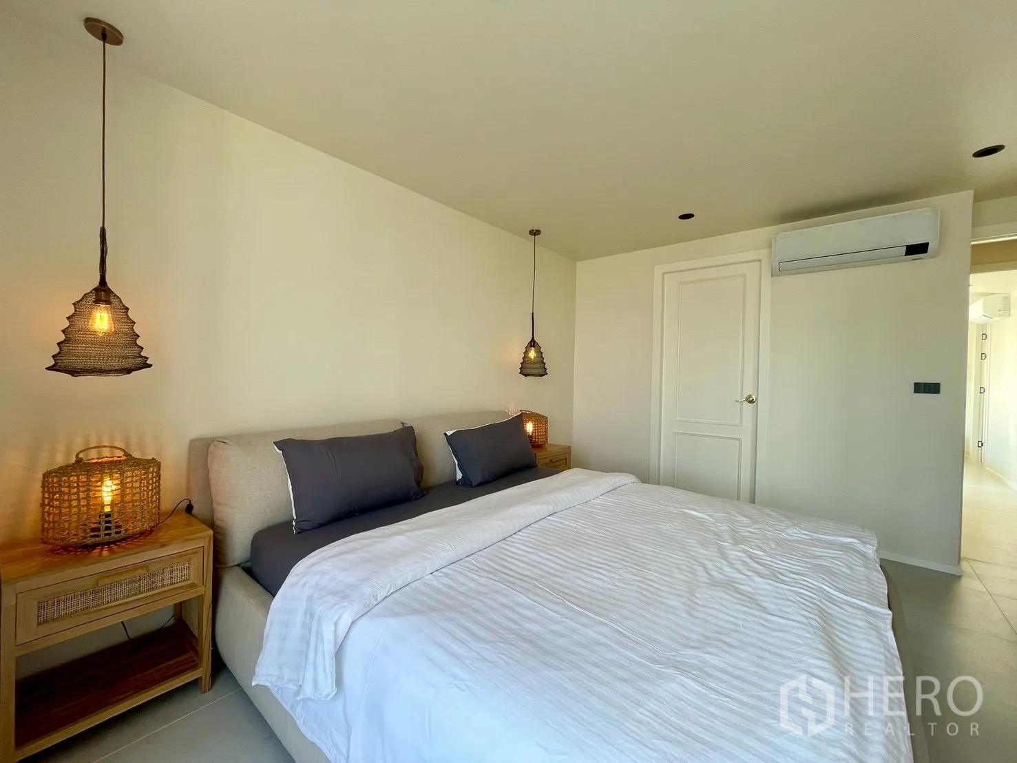 คอนโด for sale in Watthana, Bangkok - ห้องนอนพร้อมโคมไฟสาน โต๊ะข้างเตียง และเครื่องปรับอากาศ