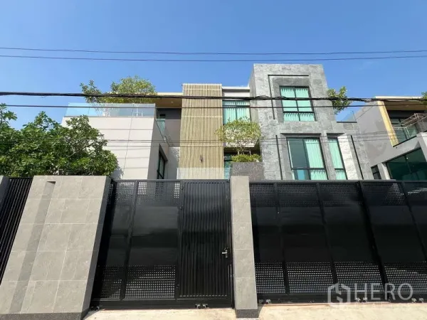 บ้าน ขายในSuan Luang, Bangkok - บ้านเดี่ยวโมเดิร์น 3 ชั้น สวนหลวง กรุงเทพฯ พร้อมรั้วและประตูสีดำ ใกล้ BTS อ่อนนุช