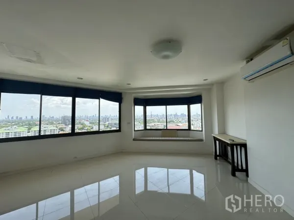 คอนโด ขายในBang Na, Bangkok - มุมรับแขกกระจกบานใหญ่ชมวิวสกายไลน์กรุงเทพฯ