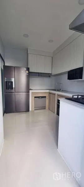 独立式住宅 出租在Lat Krabang, Bangkok - 全功能厨房，配冰箱、吊柜、水槽与电器，AERIE Lat Krabang。