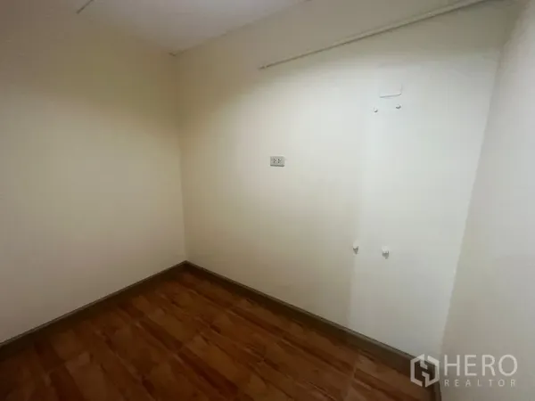 Office Space for rent in Bang Rak, Bangkok - Compact empty room with cream walls and wood-look flooring, ideal for storage or a small office.