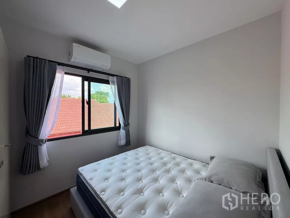 Townhouse for rent in Bang Phli, Samut Prakan - Cozy bedroom with double bed, window views, and air conditioning