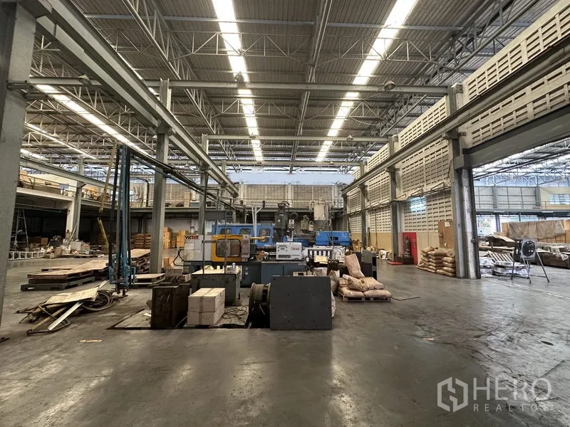 Factory for rent or sale in Lam Luk Ka, Pathum Thani - Central view of an industrial workshop with cranes, equipment and wide floor space.