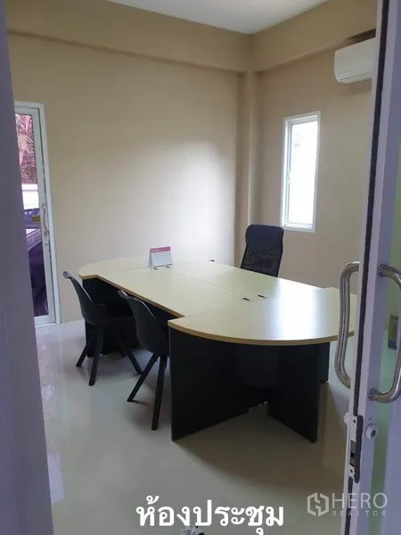 คลังสินค้า ให้เช่าในBang Kapi, Bangkok - ห้องประชุมขนาดกะทัดรัด โต๊ะประชุมพร้อมเก้าอี้และหน้าต่าง