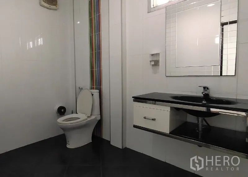 带办公室的家 出租在Huai Khwang, Bangkok - 整洁卫生间，白色墙砖与黑色台面洗手台及镜子