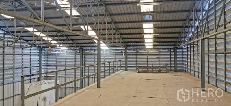货栈 出租在Huai Khwang, Bangkok - 夹层平台设防护栏，俯视宽敞的仓库内部。