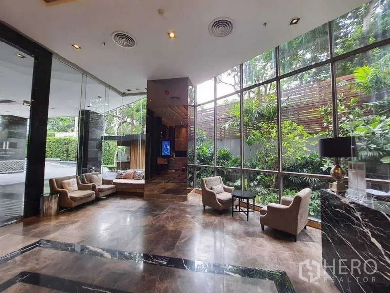 คอนโด ขายในWatthana, Bangkok - ล็อบบี้คอนโดหรูพื้นหินอ่อน ผนังกระจกสูง มองเห็นสวน