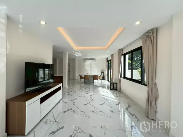 独立式住宅 出租在Suan Luang, Bangkok - 采光充足的客餐厅一体空间，大理石纹地面与嵌灯。