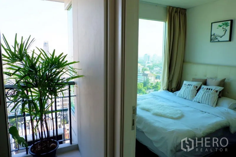 คอนโด ให้เช่าหรือขายในWatthana, Bangkok - ทางเข้าห้องนอนติดระเบียง มีต้นไม้กระถางและวิวเมือง