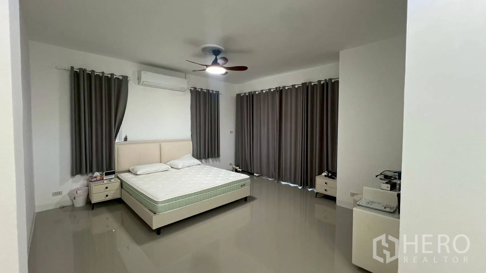 家庭办公室 for rent in Wang Thonglang, Bangkok - 大型私密房间内有双人床、空调、吊扇与深色窗帘。