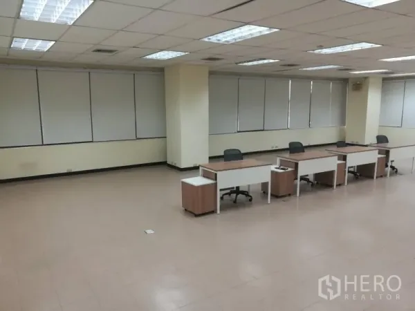 办公空间 出租在Bang Na, Bangkok - 大面积办公室，带窗帘百叶、模块化工位、吊顶照明与地面走线盒，邦纳区。