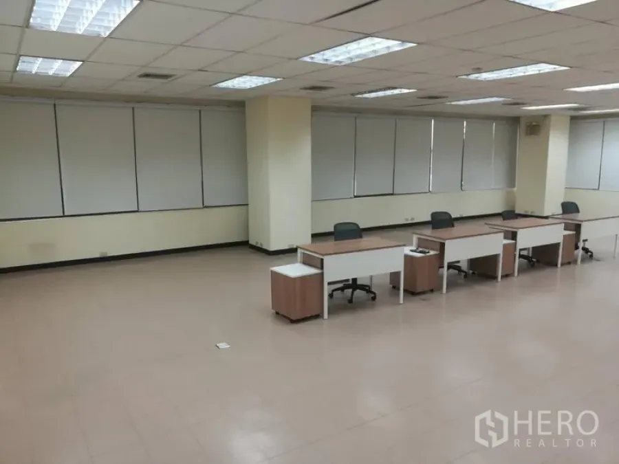 办公空间 出租在Bang Na, Bangkok - 大面积办公室，带窗帘百叶、模块化工位、吊顶照明与地面走线盒，邦纳区。